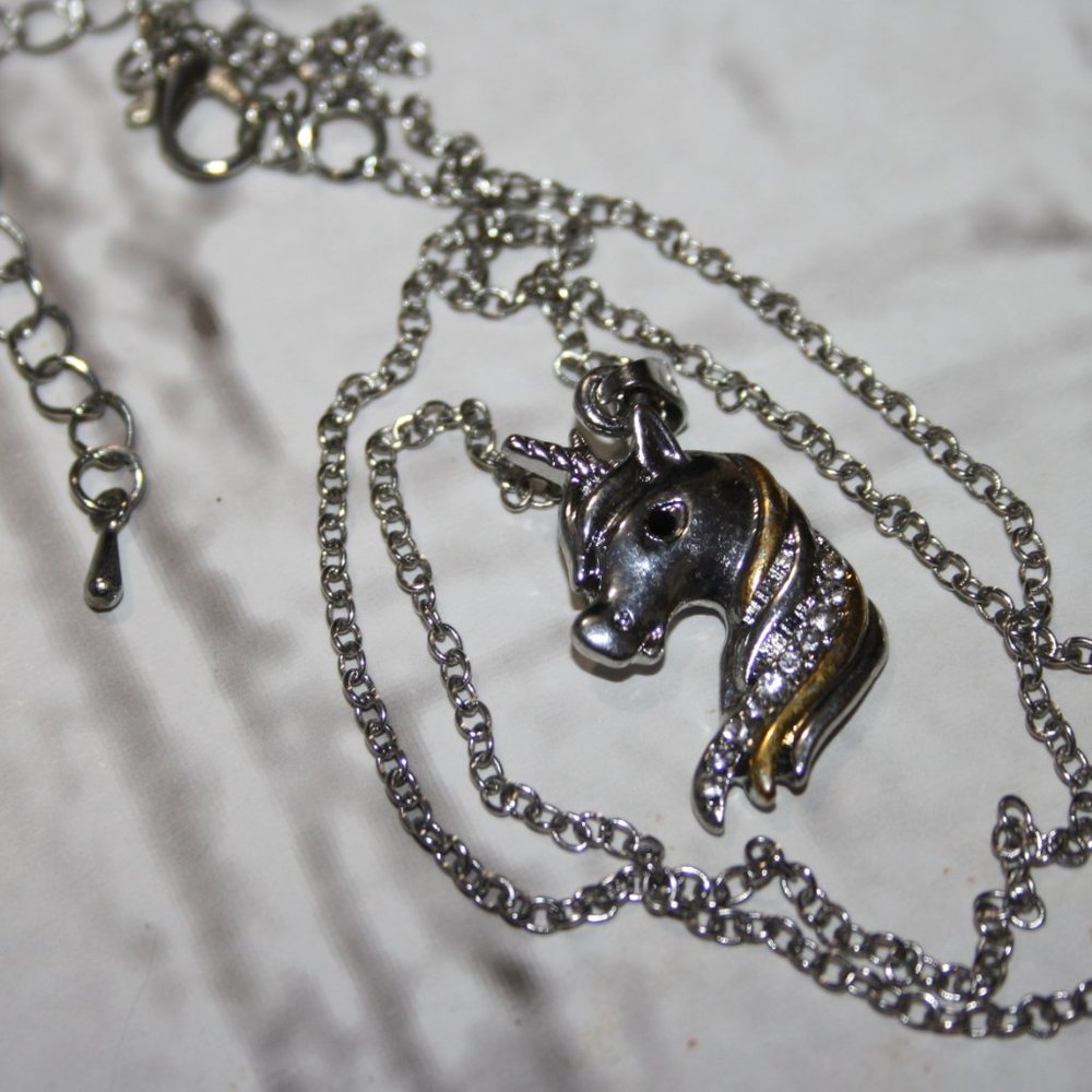 Beautiful silver unicorn necklace 18-21"